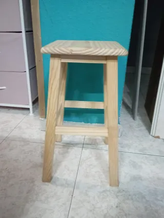 Taburete de madera alto