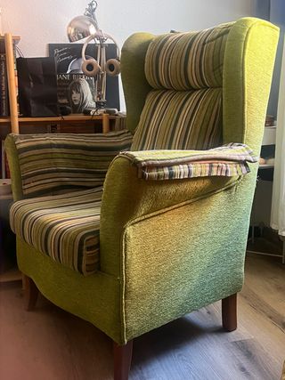 Sillón orejero verde y multicolor