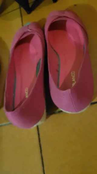 Sandalias doradas y blancas mujer