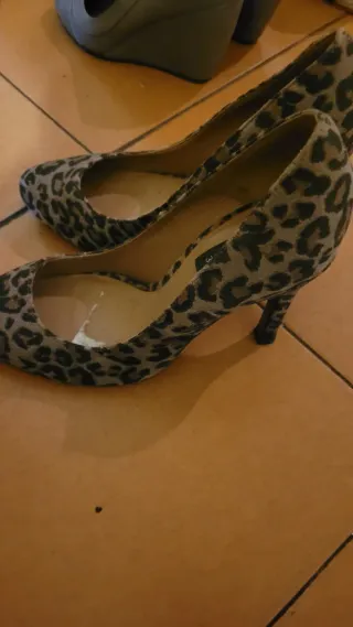 Sandalias doradas y blancas mujer