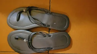 Sandalias doradas y blancas mujer