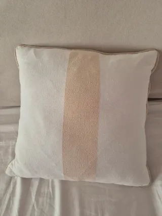 Juego 2 Cojines Beige y Blanco