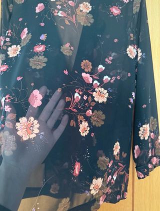 Blusa de flores negra y rosa