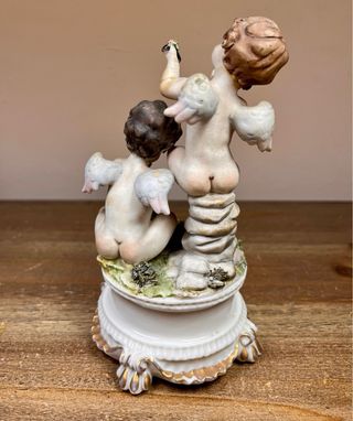 Pareja de querubines porcelana estilo Capodimonte