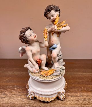 Pareja de querubines porcelana estilo Capodimonte