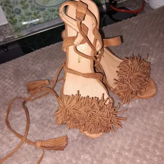 Sandalias marrón con tiras al tobillo