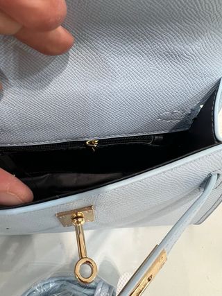 Borsa azzurra con manico e chiusura dorata