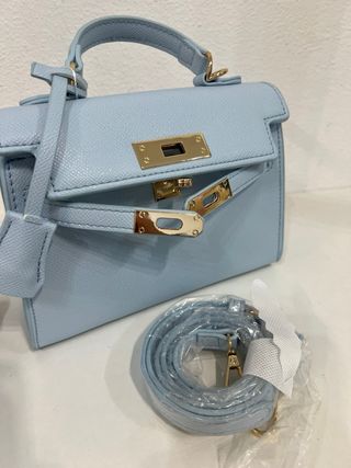 Borsa azzurra con manico e chiusura dorata