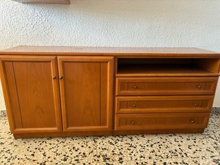 Estantería de madera con puertas y cajones