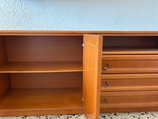 Estantería de madera con puertas y cajones