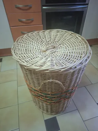 Cesta de mimbre con tapa