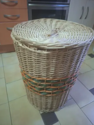 Cesta de mimbre con tapa