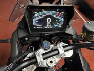 Moto Voge 900DSX Negra y Dorada