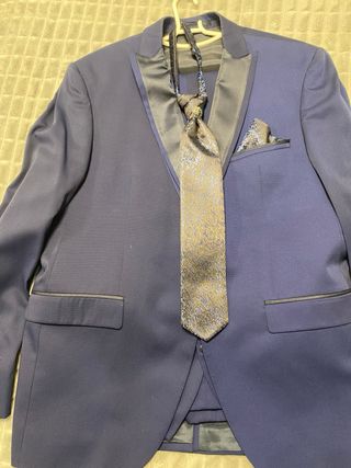 Traje de novio azul