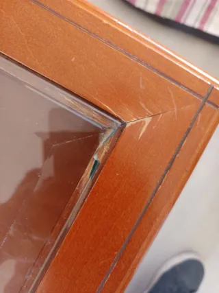 Mesa de comedor de madera y cristal