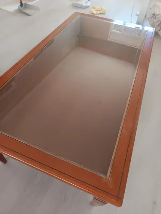 Mesa de comedor de madera y cristal