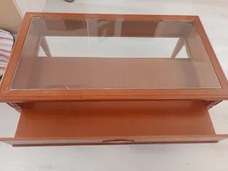 Mesa de comedor de madera y cristal