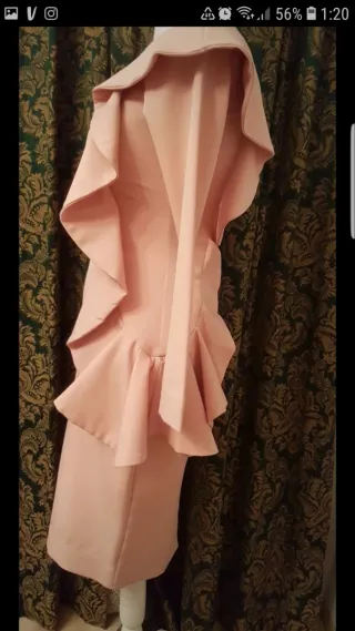 Vestido de fiesta rosa con volantes