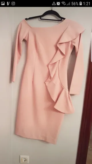 Vestido de fiesta rosa con volantes