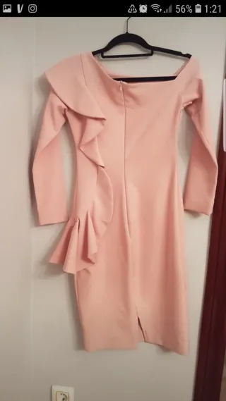 Vestido de fiesta rosa con volantes