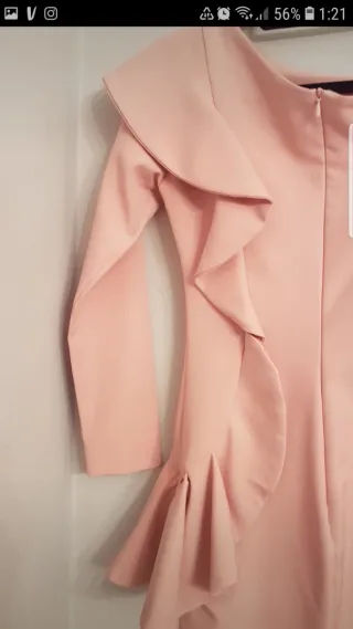 Vestido de fiesta rosa con volantes