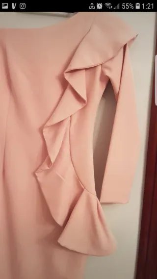 Vestido de fiesta rosa con volantes
