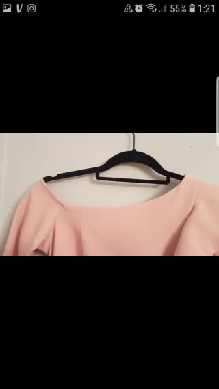 Vestido de fiesta rosa con volantes