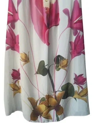 Vestido blanco con flores rosas