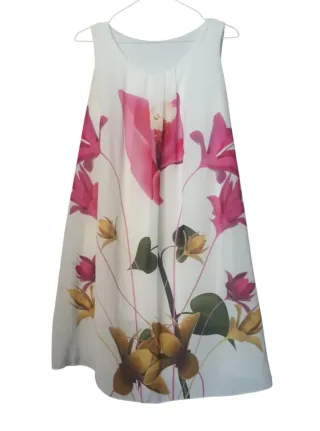 Vestido blanco con flores rosas