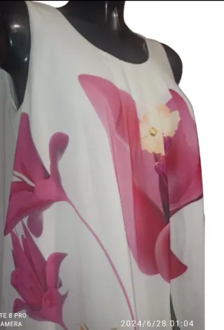 Vestido blanco con flores rosas