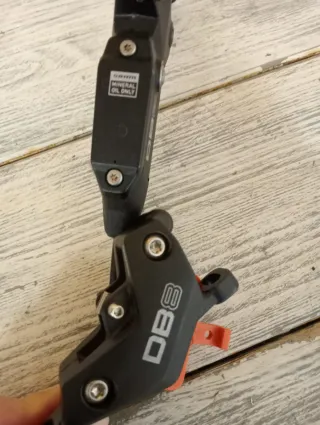 Freno delantero SRAM DB8 4 pistones