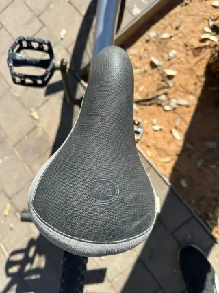 Bicicleta BMX plateada