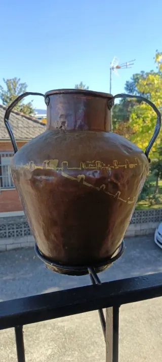 Jarrón de cobre con detalles dorados