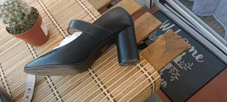 Zapatos de tacón negros KAID & ZOE