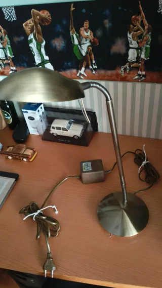 Flexo de escritorio dorado y blanco