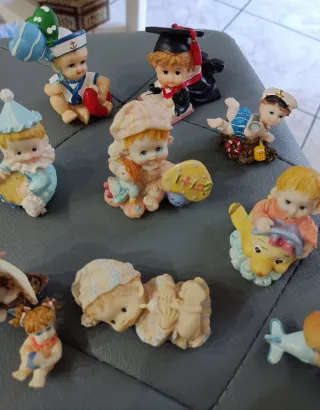 Lotto piccole statuine di bambini in ceramica