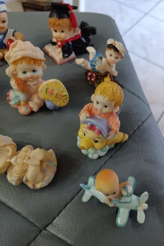Lotto piccole statuine di bambini in ceramica