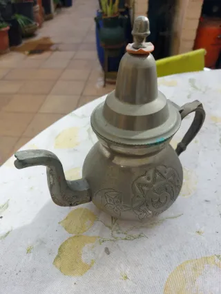 Tetera de metal decorada