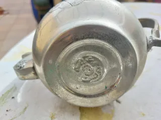 Tetera de metal decorada