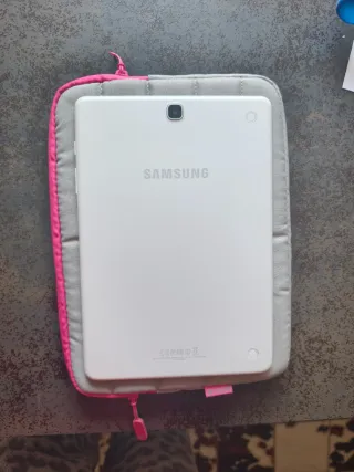 Tablet Samsung Galaxy Tab A y funda.