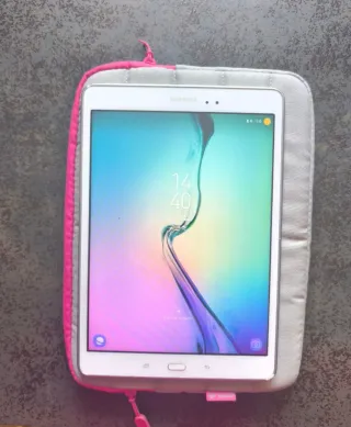 Tablet Samsung Galaxy Tab A y funda.
