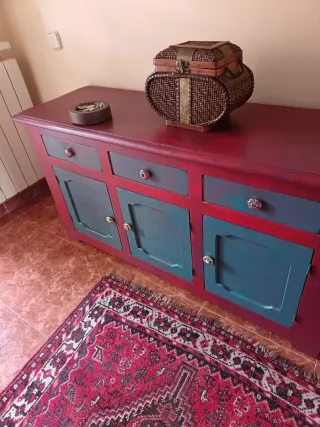 Mueble de madera con detalles en mimbre