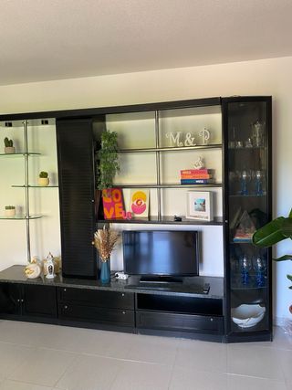 Mueble de salón negro y multicolor