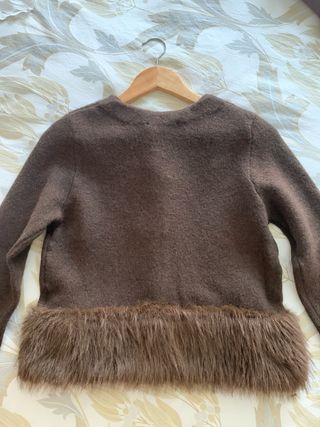 Cardigan punto con detalles pelo.