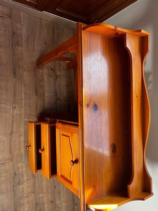 Escritorio de madera con cajones.