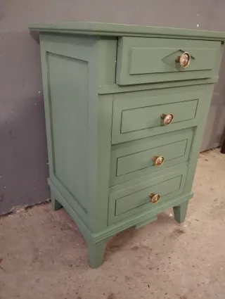Mueble auxiliar de madera verde