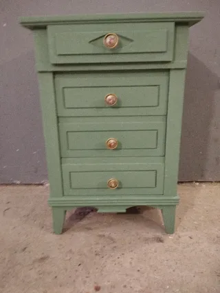 Mueble auxiliar de madera verde