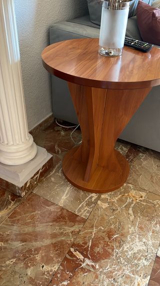 Mesa auxiliar de madera redonda