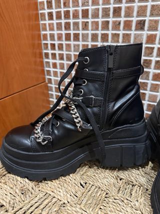 Botas negras con cadenas