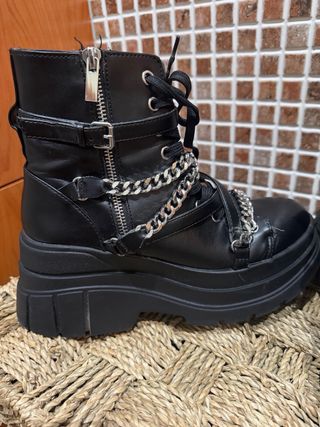 Botas negras con cadenas